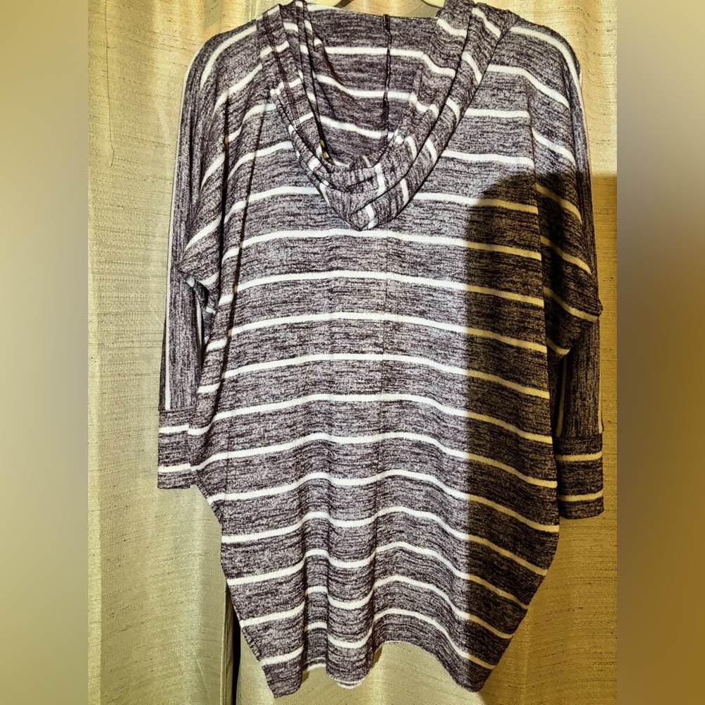 Market & Spruce Maroon and White Knit Top